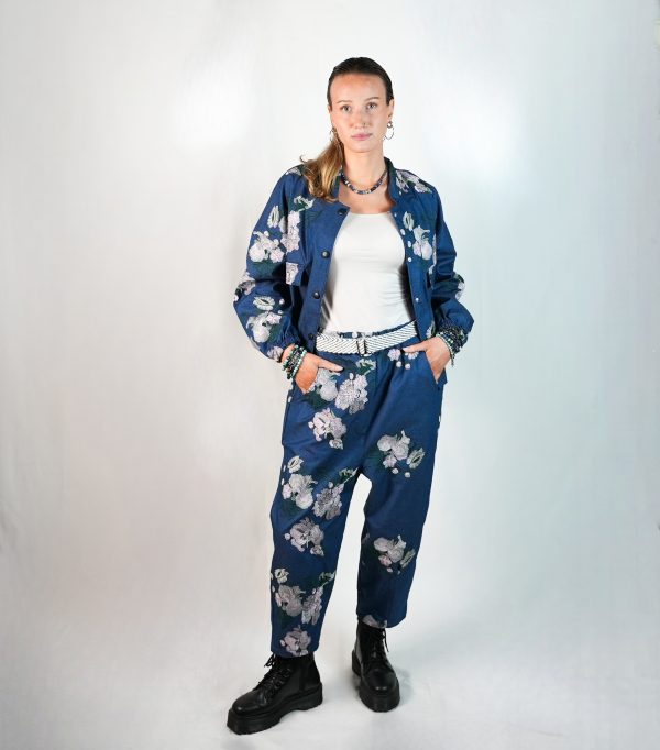 Giacca Bomber in Jeans con Fantasia Floreale - immagine 2
